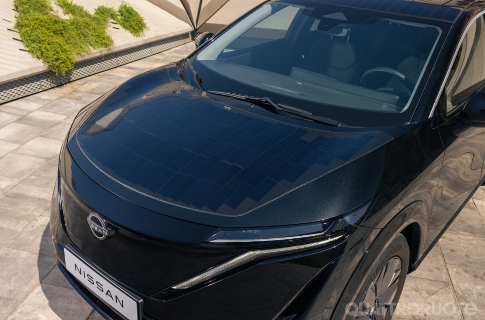 Nissan Ariya: coi pannelli solari guadagna fino a 23 km di autonomia al giorno
