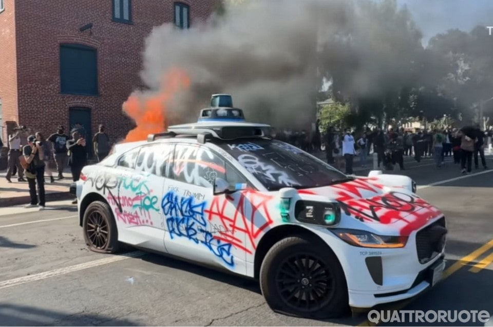 Cinque robotaxi di Waymo distrutti durante le proteste