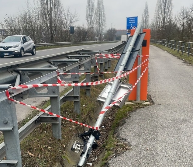 Fleximan torna a colpire: altri due autovelox segati nella notte