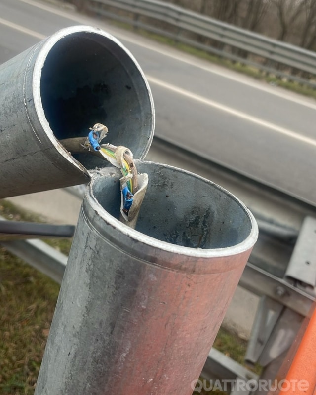 Fleximan torna a colpire: altri due autovelox segati nella notte