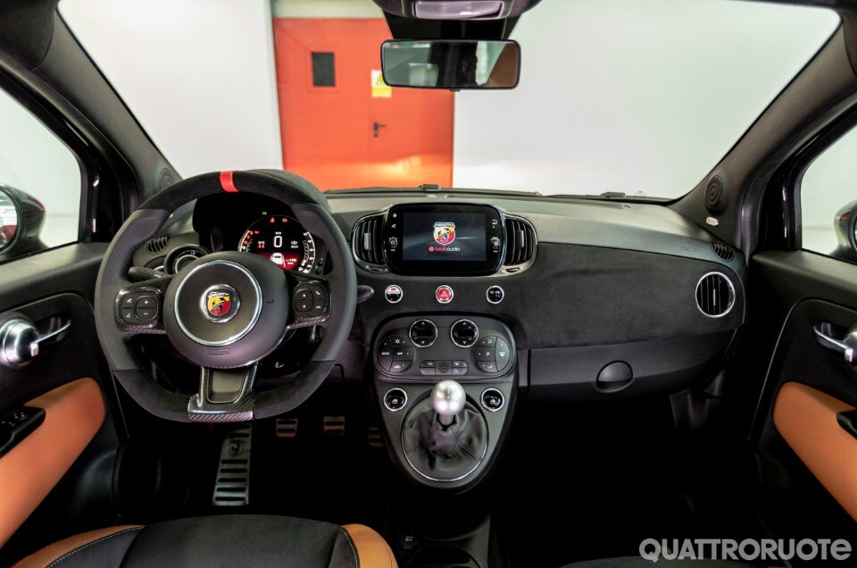 2025_abarth_695_club_italia (10) 2025_abarth_695_club_italia (10)