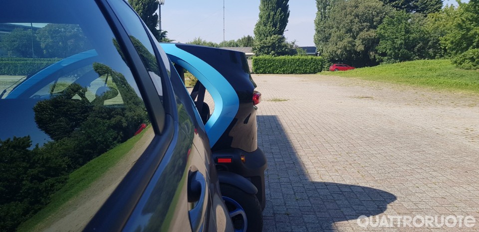 Al volante della piccola elettrica