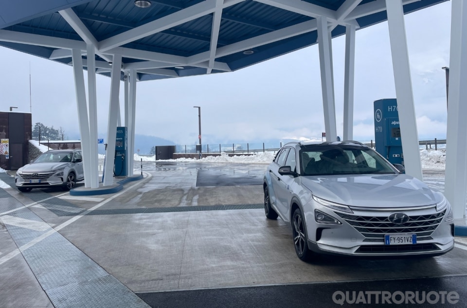 Idrogeno e ricarica ultra-fast: aperta la prima stazione di rifornimento integrata