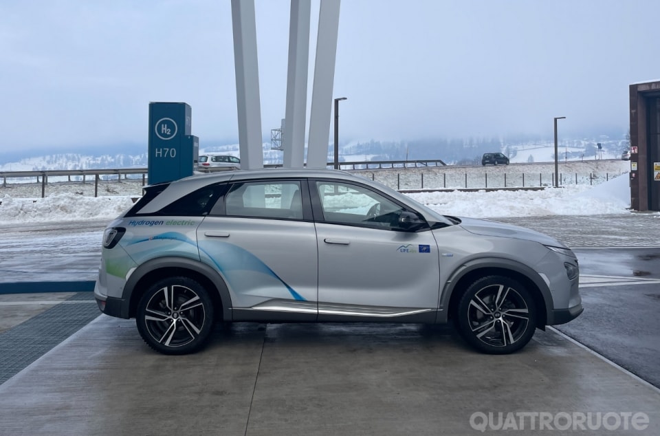 Idrogeno e ricarica ultra-fast: aperta la prima stazione di rifornimento integrata