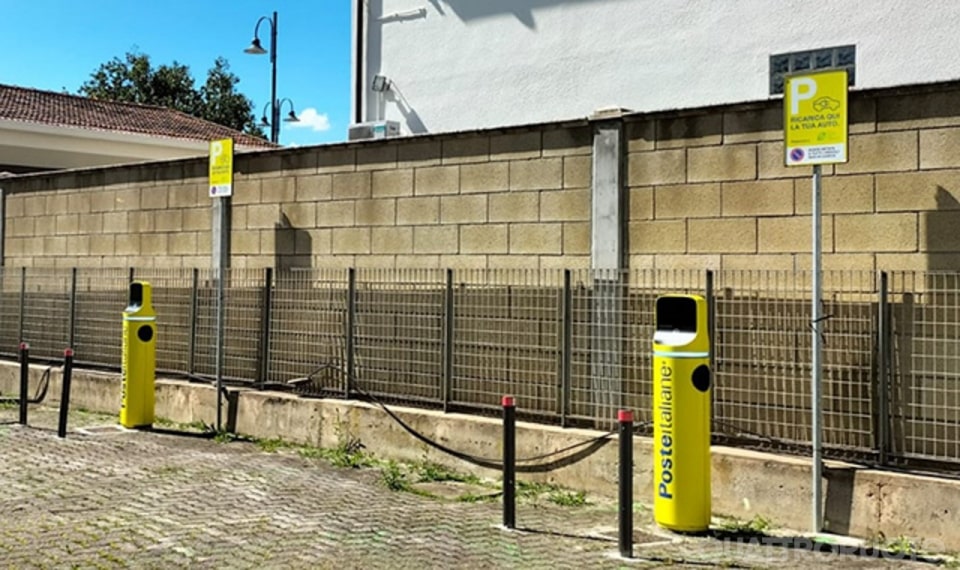 La svolta elettrica di Poste Italiane passa dai piccoli Comuni: 2.600 colonnine già installate