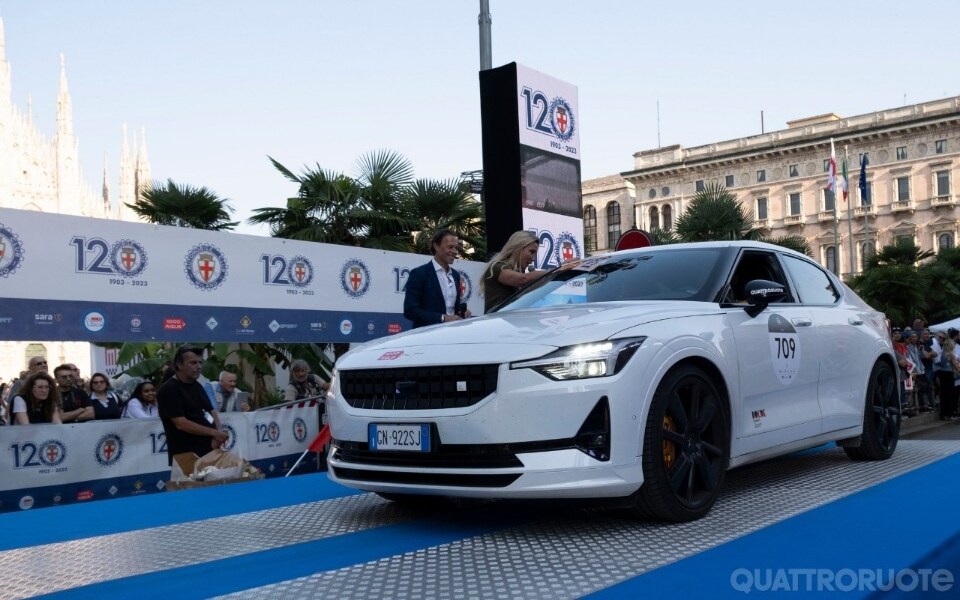 Polestar 2: pochi la conoscono, tanti l'apprezzano