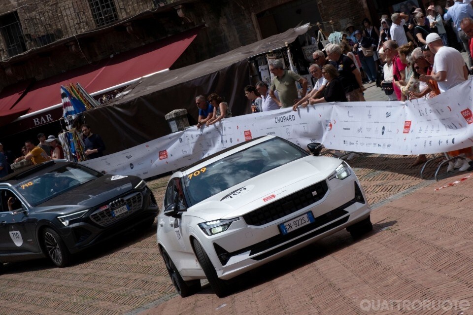 Polestar 2: pochi la conoscono, tanti l'apprezzano