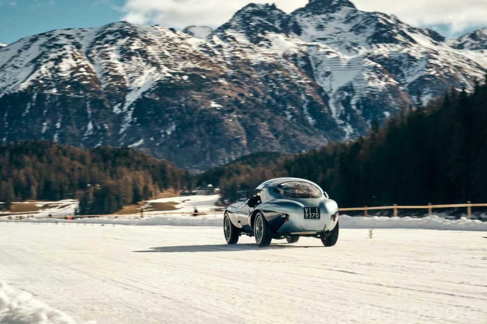Lo spettacolo delle auto storiche sul lago ghiacciato
