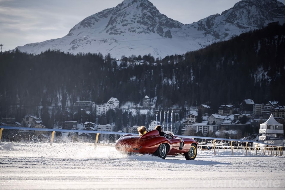 Lo spettacolo delle auto storiche sul lago ghiacciato
