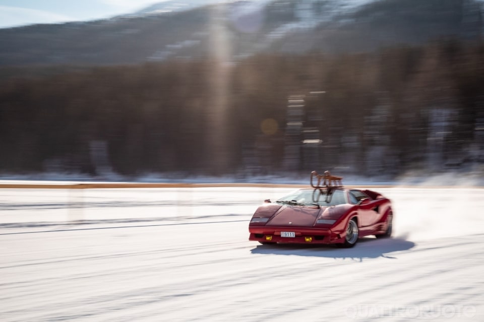Lo spettacolo delle auto storiche sul lago ghiacciato