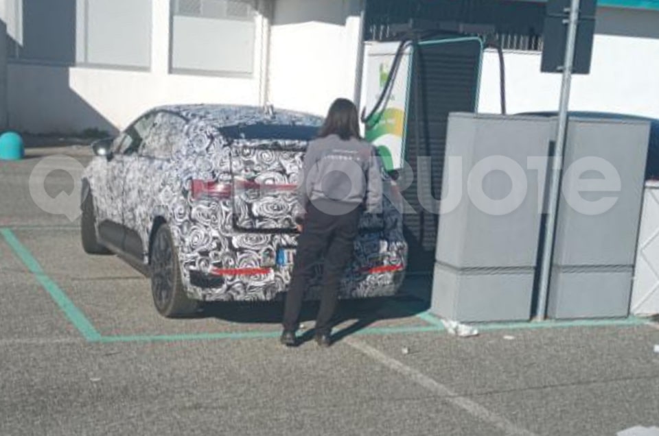 Audi A2 e-tron, la nuova elettrica avvistata in Italia: le foto durante la ricarica