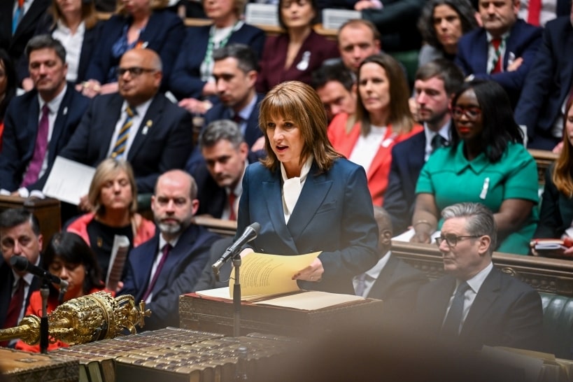 Regno Unito, incentivi e nuove tasse sulle elettriche: la strategia “bastone e carota”