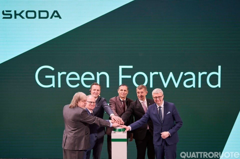 Skoda diventa un maxi produttore di batterie: 1.100 al giorno per il gruppo Volkswagen