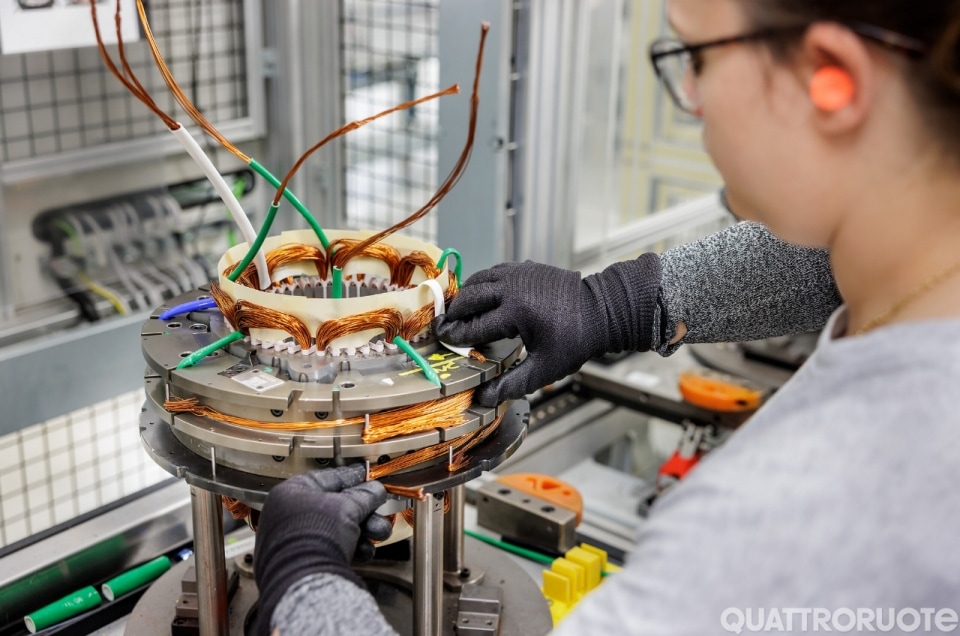 Auto elettriche, per gli ambientalisti il divario con la Cina è “solo” di tre anni: è davvero così facile?