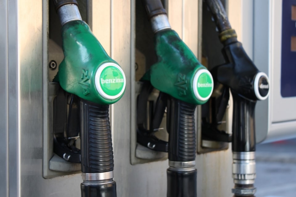 Diesel più caro della benzina: sorpasso ai distributori
