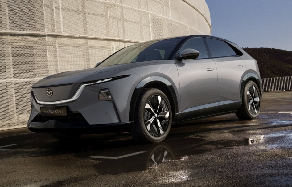 Nuova Mazda CX‑6e, aperti i preordini: tutto su prezzi e consegne della Suv elettrica
