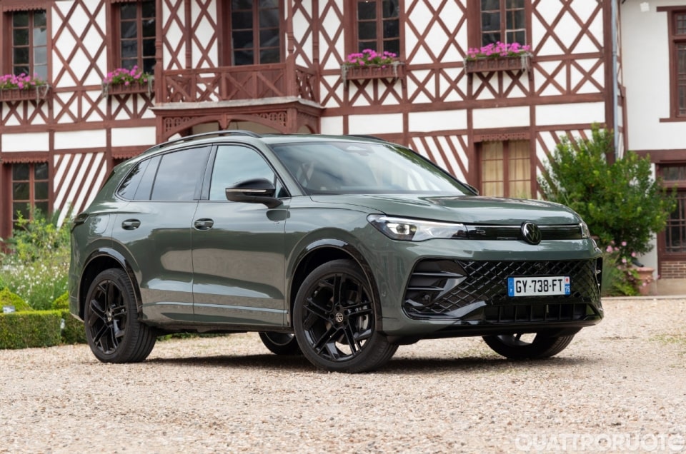 Clio, T‑Roc e 208: testa a testa per l’auto più venduta d’Europa ("ballano" solo 147 unità)