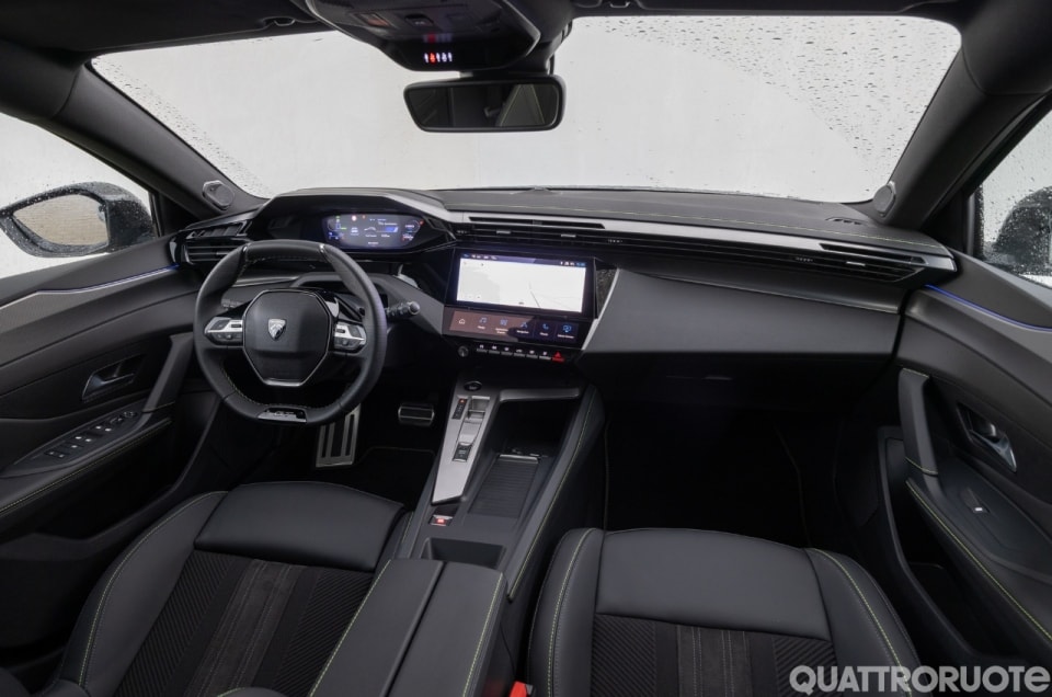 Peugeot 308 restyling: i prezzi e le caratteristiche dell'ibrida plug-in, berlina o station wagon