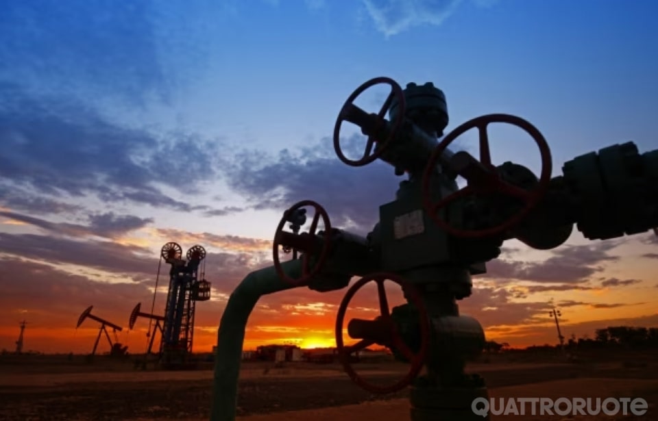 “Tutto esaurito”: in Italia alcuni distributori restano senza benzina, ma non è (ancora) crisi