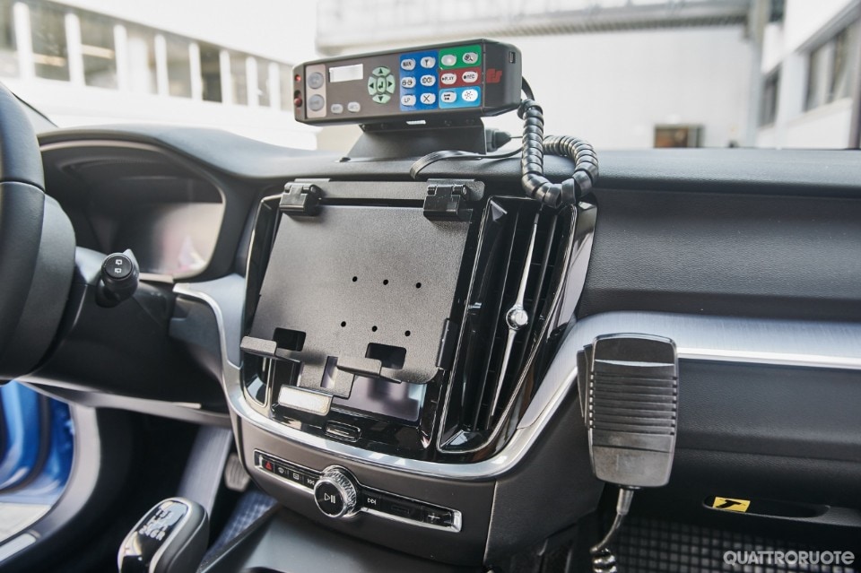 2020-volvo-v60-polizia-04 2020-volvo-v60-polizia-04
