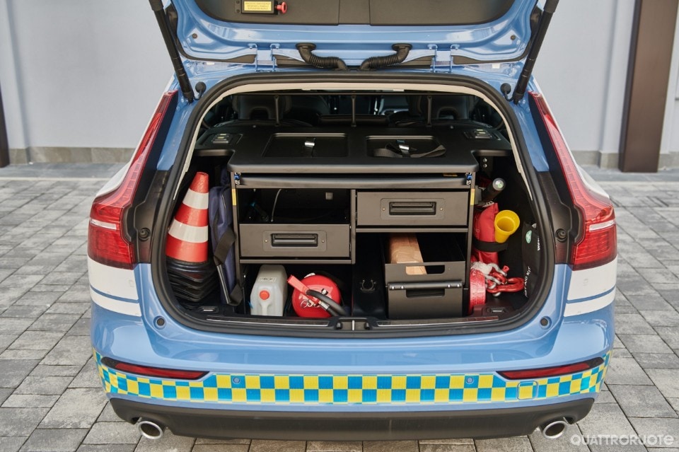 2020-volvo-v60-polizia-02 2020-volvo-v60-polizia-02