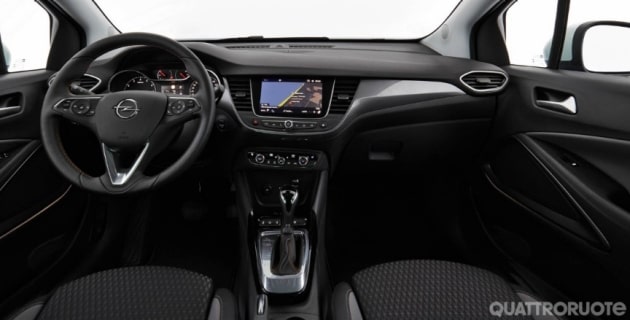 Al volante della Crossland X - VIDEO
