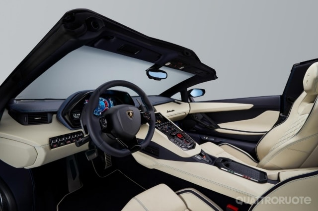 Si toglie il tetto e diventa Roadster