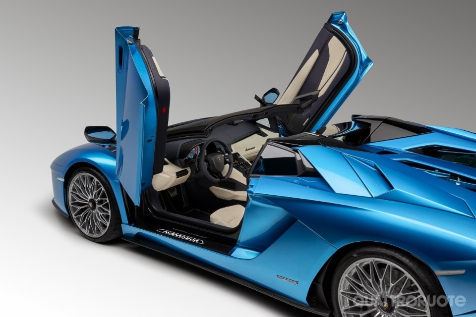 Si toglie il tetto e diventa Roadster