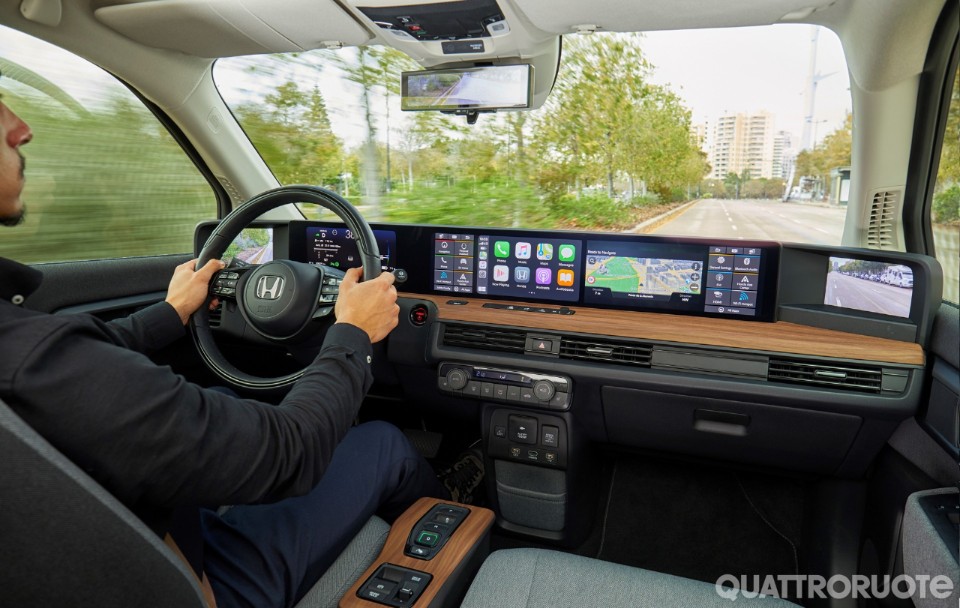 Al volante dell'elettrica giapponese - VIDEO