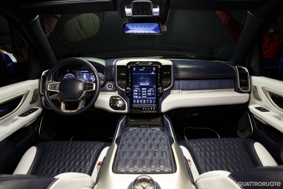 Debutta la "hyper-limousine" da 710 CV