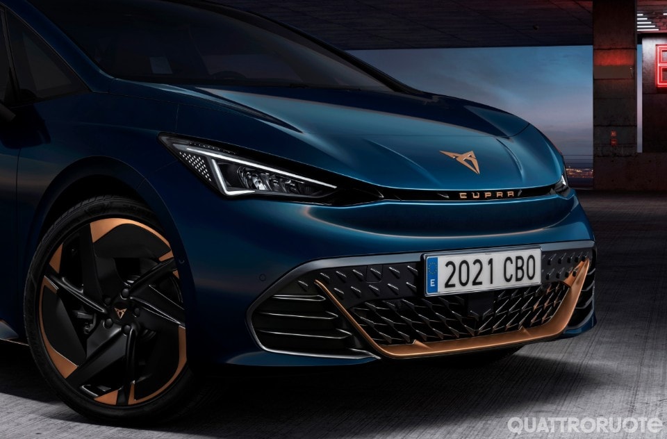 Ecco la Born: fino a 231 CV e 540 km di autonomia per il debutto elettrico