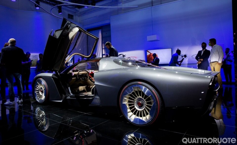 Un V8 e 1.400 CV "ibridi" inaugurano il sogno cinese nella Motor Valley