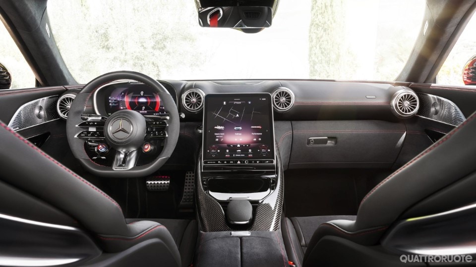 Firma ipersportiva per la nuova serie della SL