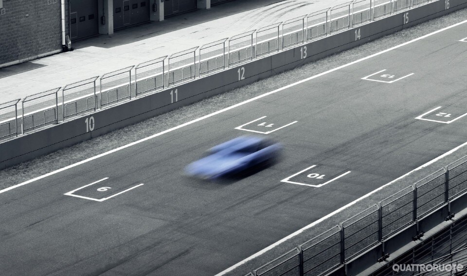 Primo teaser della sportiva elettrica