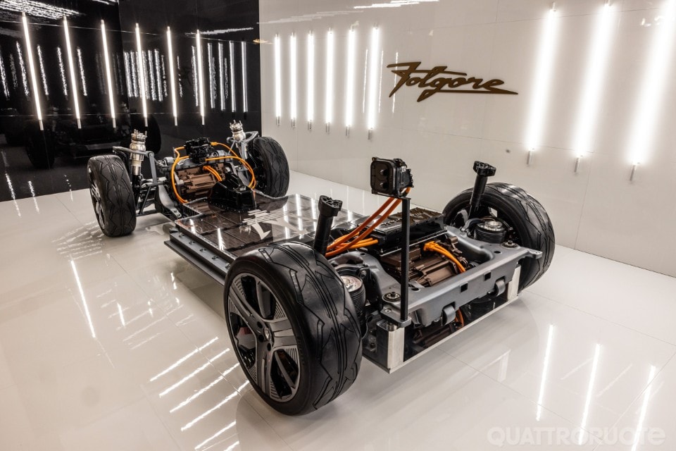 È questo lo "scheletro" dell'elettrica con tre motori?