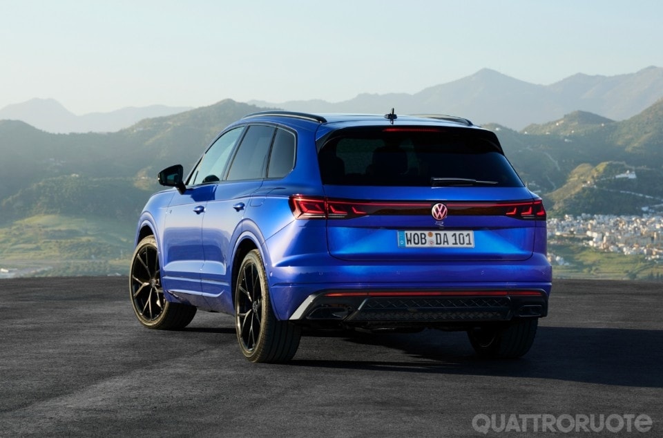 2023-Volkswagen-Touareg-R-Blue-003 2023-Volkswagen-Touareg-R-Blue-003