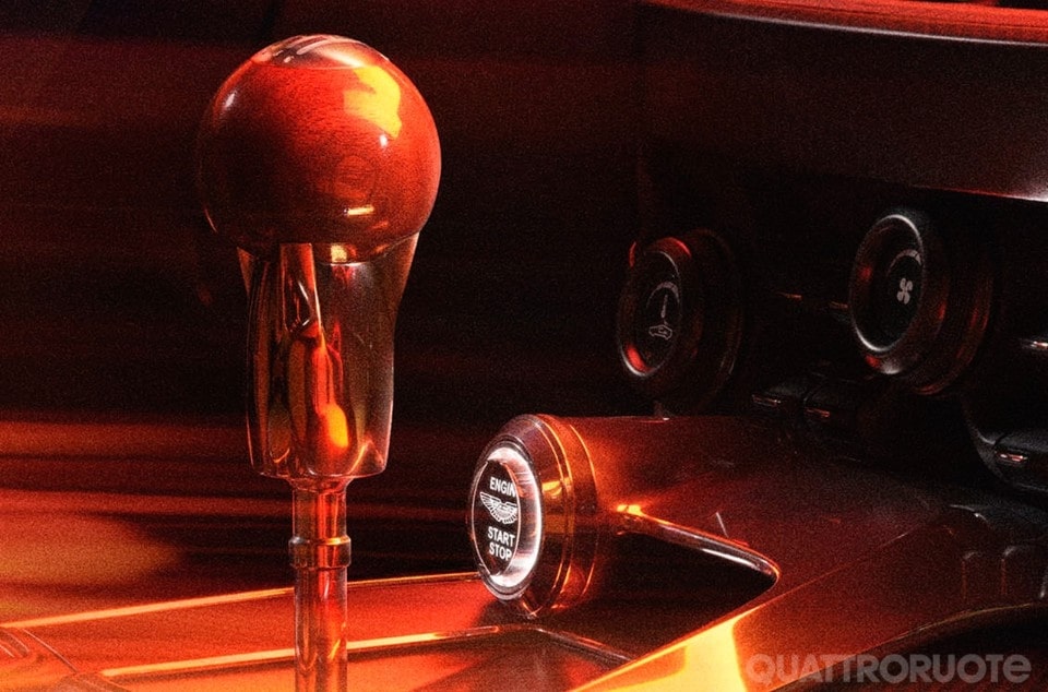  Valour: V12 e cambio manuale, il trionfo della tradizione