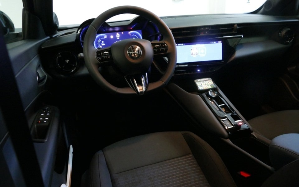 2025-Alfa-Romeo-Junior-Polizia-04 2025-Alfa-Romeo-Junior-Polizia-04
