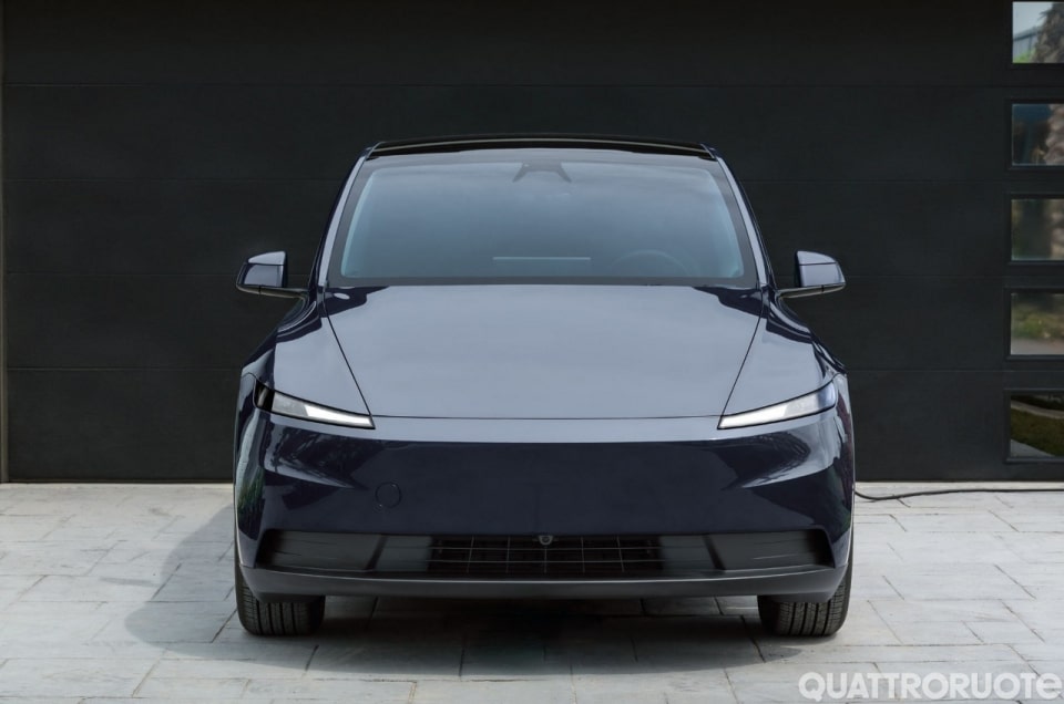 La Model Y Standard è pronta per gli incentivi: prezzo e dotazioni