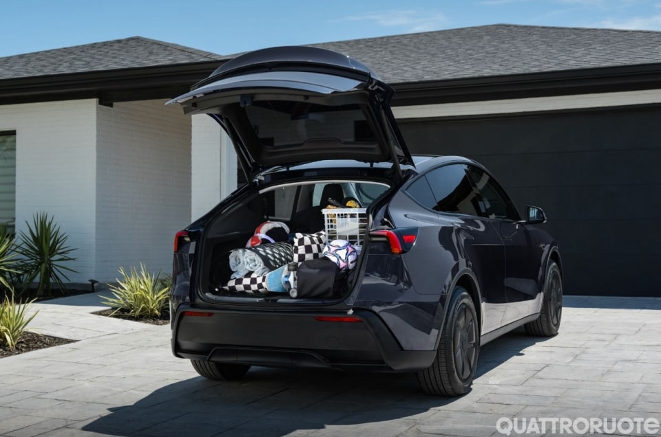La Model Y Standard è pronta per gli incentivi: prezzo e dotazioni