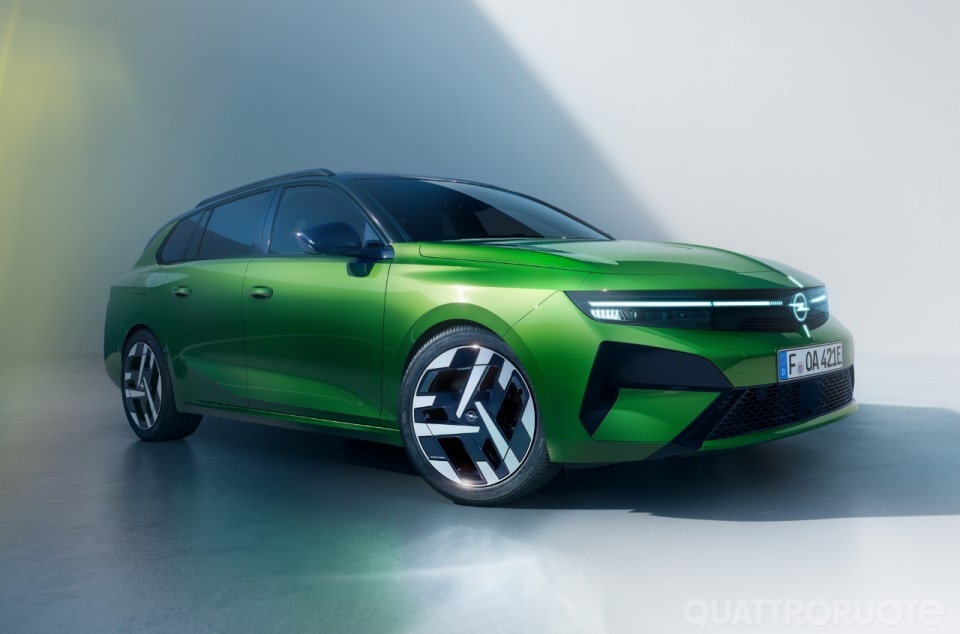 La nuova Astra parte dalla versione elettrica: foto e primi dati