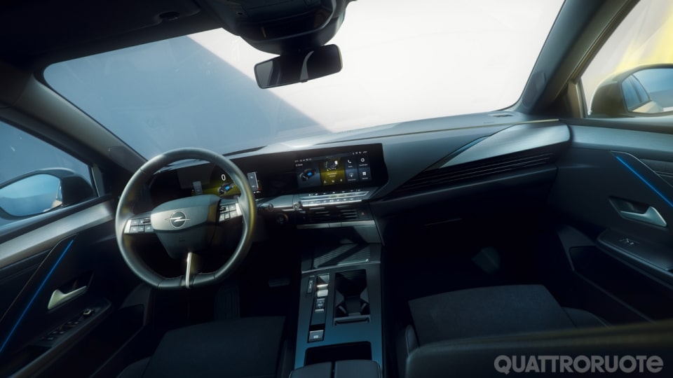 La nuova Astra parte dalla versione elettrica: foto e primi dati