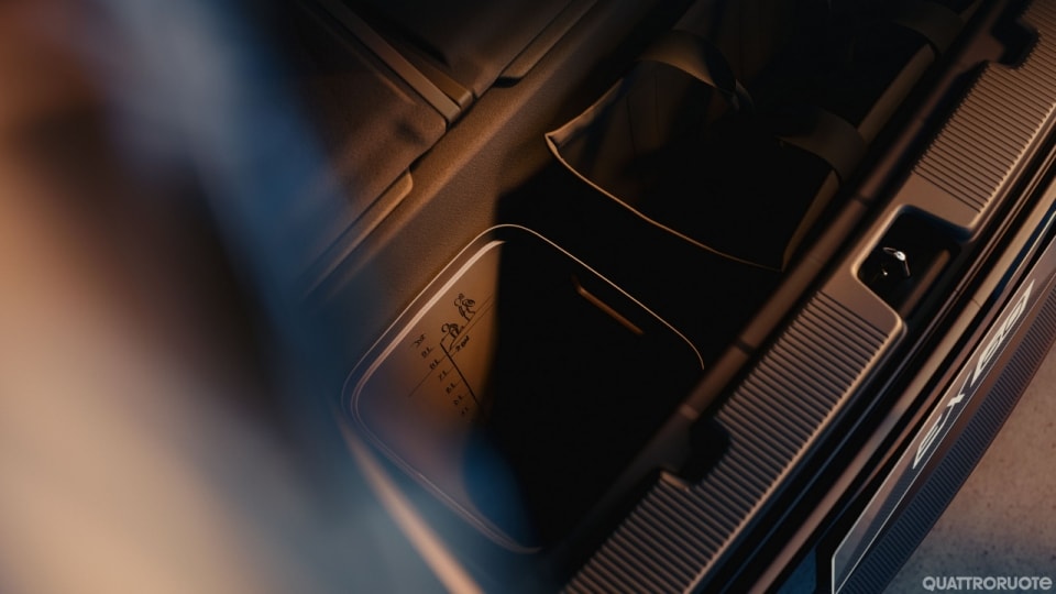 La Volvo EX60 esce allo scoperto: 810 km d'autonomia