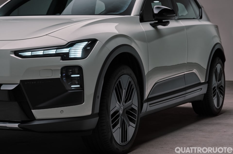 Volvo EX60: fino a 680 CV e 810 km di autonomia. E a bordo si parla con l'AI di Google