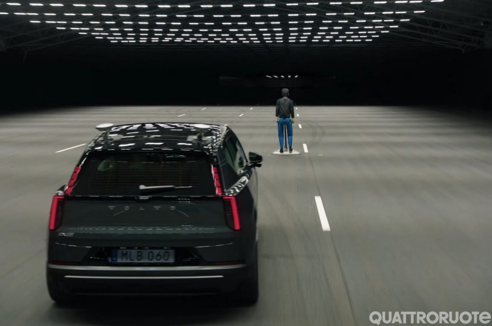 Il crash test contro il palo a 60 km/h: ecco cosa succede alla cellula - VIDEO