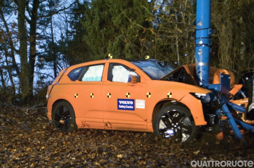 Il crash test contro il palo a 60 km/h: ecco cosa succede alla cellula - VIDEO