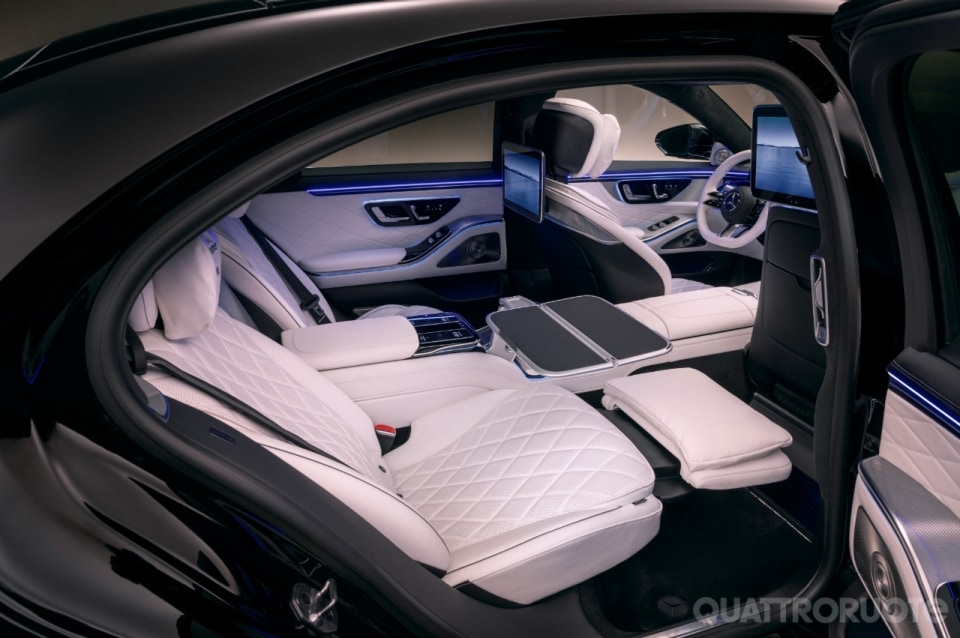 Mercedes Classe S 2026, l'ammiraglia-salotto che ti scalda con le cinture