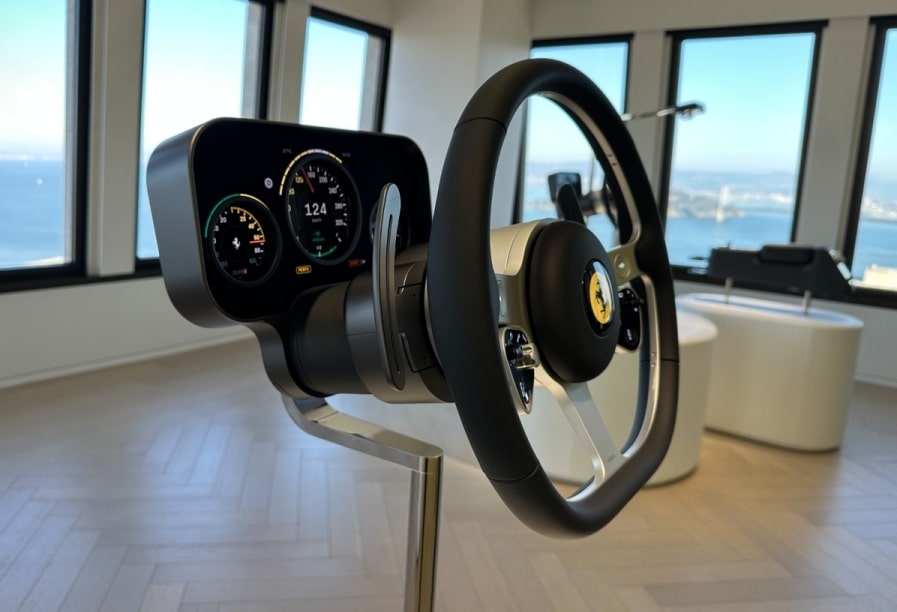 La prima elettrica ha gli interni in super vetro e tanti comandi fisici - VIDEO