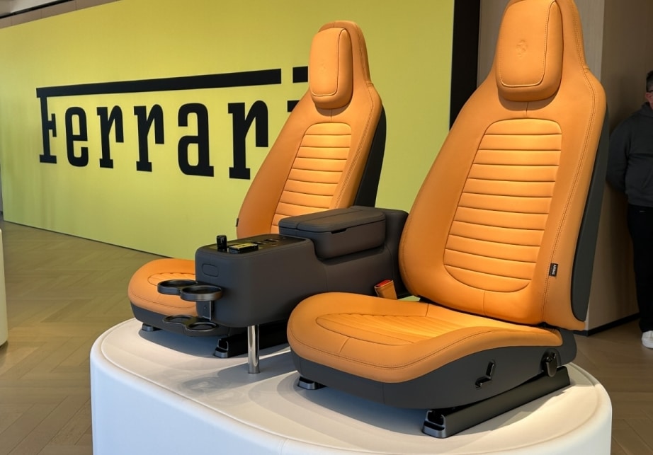 La prima elettrica ha gli interni in super vetro e tanti comandi fisici - VIDEO