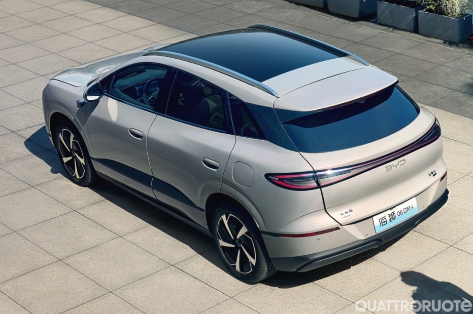 Nuova BYD Sealion 06 DM‑i: la super ibrida plug‑in porta l’autonomia elettrica a 220 km